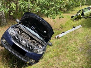 Samochody uszkodzone w wyniku zderzenia na drodze krajowej numer 15