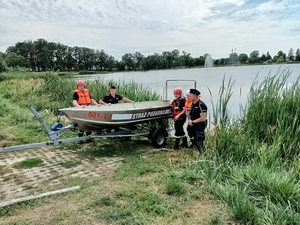 Ćwiczenia policjantów i strażaków nad milickim zalewem rekreacyjnym