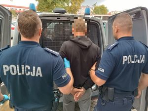 Policjanci z zatrzymanym mężczyzną