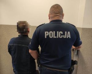 Policjant z zatrzymanym mężczyzną