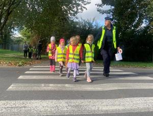 Przedszkolaki na wspólnym spacerze edukacyjnym z policjantką