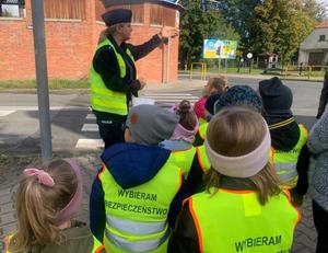 Przedszkolaki na wspólnym spacerze edukacyjnym z policjantką