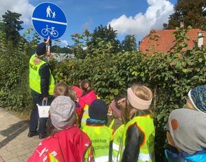 Przedszkolaki na wspólnym spacerze edukacyjnym z policjantką