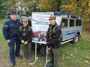Policjanci w trakcie promocji swojego zawodu podczas imprezy plenerowej w Miliczu 08.10.2022 roku