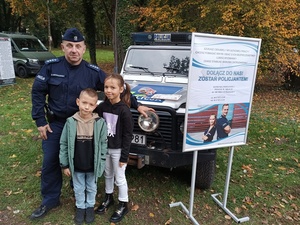 Policjanci w trakcie promocji swojego zawodu podczas imprezy plenerowej w Miliczu 08.10.2022 roku