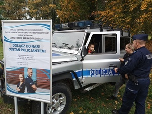 Policjanci w trakcie promocji swojego zawodu podczas imprezy plenerowej w Miliczu 08.10.2022 roku