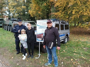 Policjanci w trakcie promocji swojego zawodu podczas imprezy plenerowej w Miliczu 08.10.2022 roku