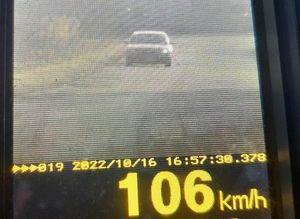 Zdjęcie samochodu jadącego z nadmierną prędkością w terenie zabudowanym