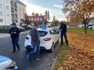 Policjanci w trakcie kontroli samochodu osobowego służącego do nauki jazdy