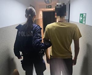 Policjantka trzyma zatrzymanego 16-latka