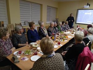 Policjantka w trakcie spotkania z seniorami w Bukowicach