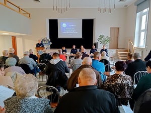 Uczestnicy w trakcie debaty społecznej w Cieszkowie