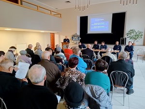 Uczestnicy w trakcie debaty społecznej w Cieszkowie