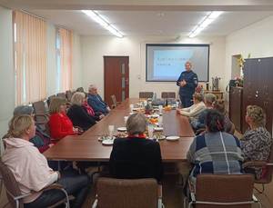 Policjantka rozmawia z uczestnikami forum dyskusyjnego w Miliczu