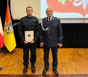 Komendant Powiatowy Policji w Miliczu insp. Mariusz Tański wraz z post. Kamilem Kościukiewiczem