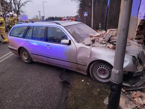 Mercedes po uderzeniu w ścianę budynku mieszkalnego