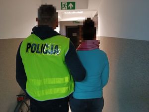 Policjant z zatrzymaną kobietą