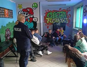 Policjantka w trakcie spotkania z dziećmi w ramach działań &quot;Bezpieczne ferie 2023&quot;