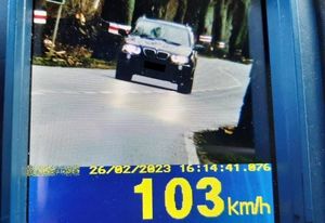 Samochód marki BMW jadący z prędkością 103 km/h