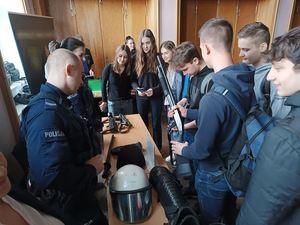 Uczestnicy targów pracy odwiedzający stoisko informacyjne Komendy Powiatowej Policji w Miliczu