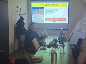 Policjantka w trakcie szkolenia pracowników Banku Spółdzielczego w Miliczu