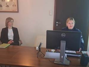 Policjantka w trakcie szkolenia pracowników Banku Spółdzielczego w Miliczu