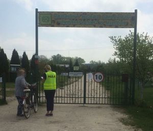 Policjantka udziela porad działkowcom
