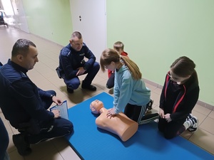 Uczestnicy turnieju w trakcie rozwiązywania zadań z pomocy przedmedycznej