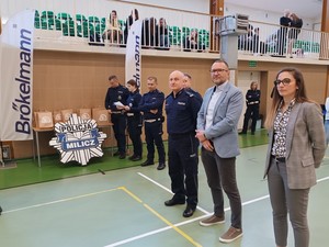 Komendant Powiatowy Policji w Miliczu w obecności przedstawiciela sponsora i dyrektor Szkoły Podstawowej nr 1 w Miliczu