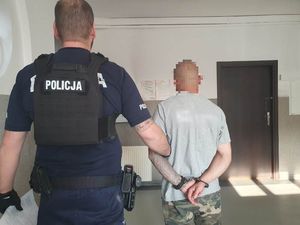 Policjant z zatrzymanym mężczyzną