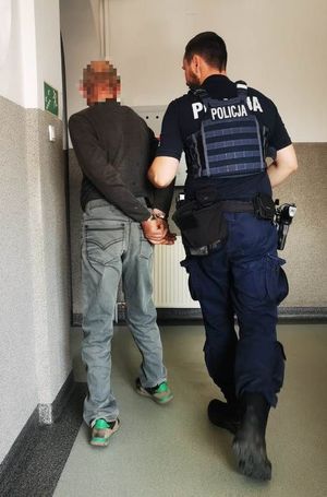 Policjant z zatrzymanym mężczyzną