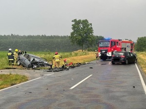 Czołowe zderzenie samochodów na drodze pomiędzy Świętoszynem a Miłosławicami