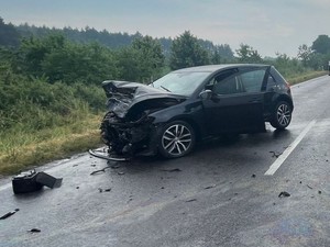 Uszkodzony samochód uczestniczący w wypadku drogowym