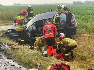 Służby ratunkowe w trakcie udzielania pomocy rannej kobiecie