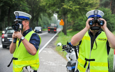 Zdjęcie poglądowe - policjanci w trakcie kontroli prędkości jadących pojazdów