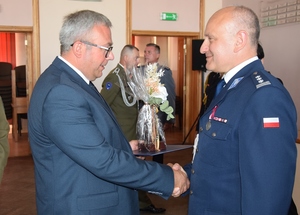 Zaproszeni goście składają gratulacje Komendantowi Powiatowemu Policji w Miliczu inspektorowi Mariuszowi Tańskiemu