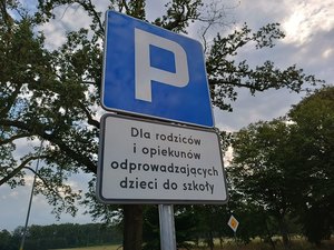 Oznakowanie w pobliżu milickiej szkoły podstawowej nr 2