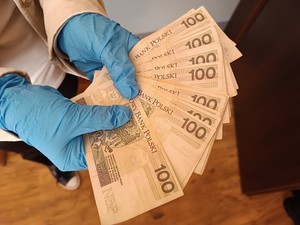 Zabezpieczone fałszywe banknoty o nominale 100 złotych
