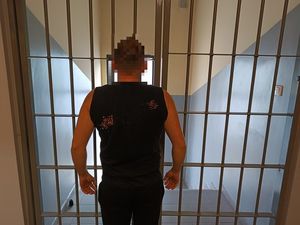 Podejrzany mężczyzna z policyjnym areszcie