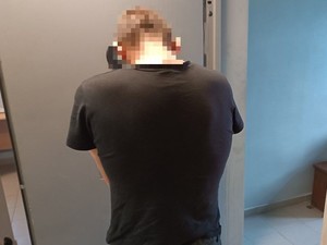 Podejrzany mężczyzna z policyjnym areszcie
