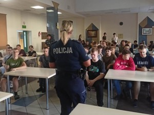 Policjantka w trakcie spotkania z uczniami Technikum Leśnego w Miliczu