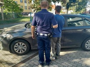 Policjant z zatrzymanym kierowcą