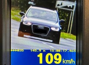 Zatrzymany przez policjantów kierowca Audi w terenie zabudowanym przekroczył dozwoloną prędkość jazdy aż o 69 km/h