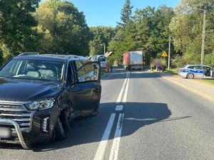 Wypadek na łuku drogi w Miłochowicach – samochód osobowy zderzył się z TIR-em