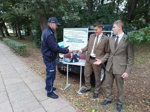 Policjanci w trakcie imprezy plenerowej organizowanej przez Nadleśnictwo Milicz