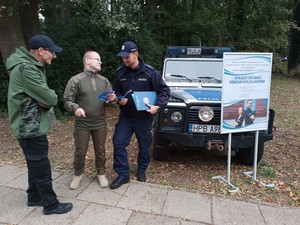 Policjanci w trakcie imprezy plenerowej organizowanej przez Nadleśnictwo Milicz