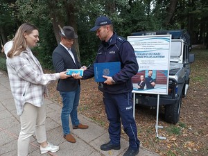 Policjanci w trakcie imprezy plenerowej organizowanej przez Nadleśnictwo Milicz