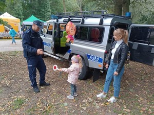 Policjanci w trakcie imprezy plenerowej organizowanej przez Nadleśnictwo Milicz