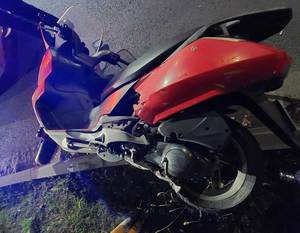 Uszkodzony motocykl leży na drodze