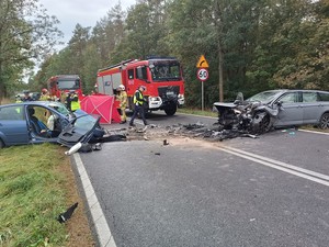 Miejsce wypadku drogowego, na jezdni uszkodzone pojazdy